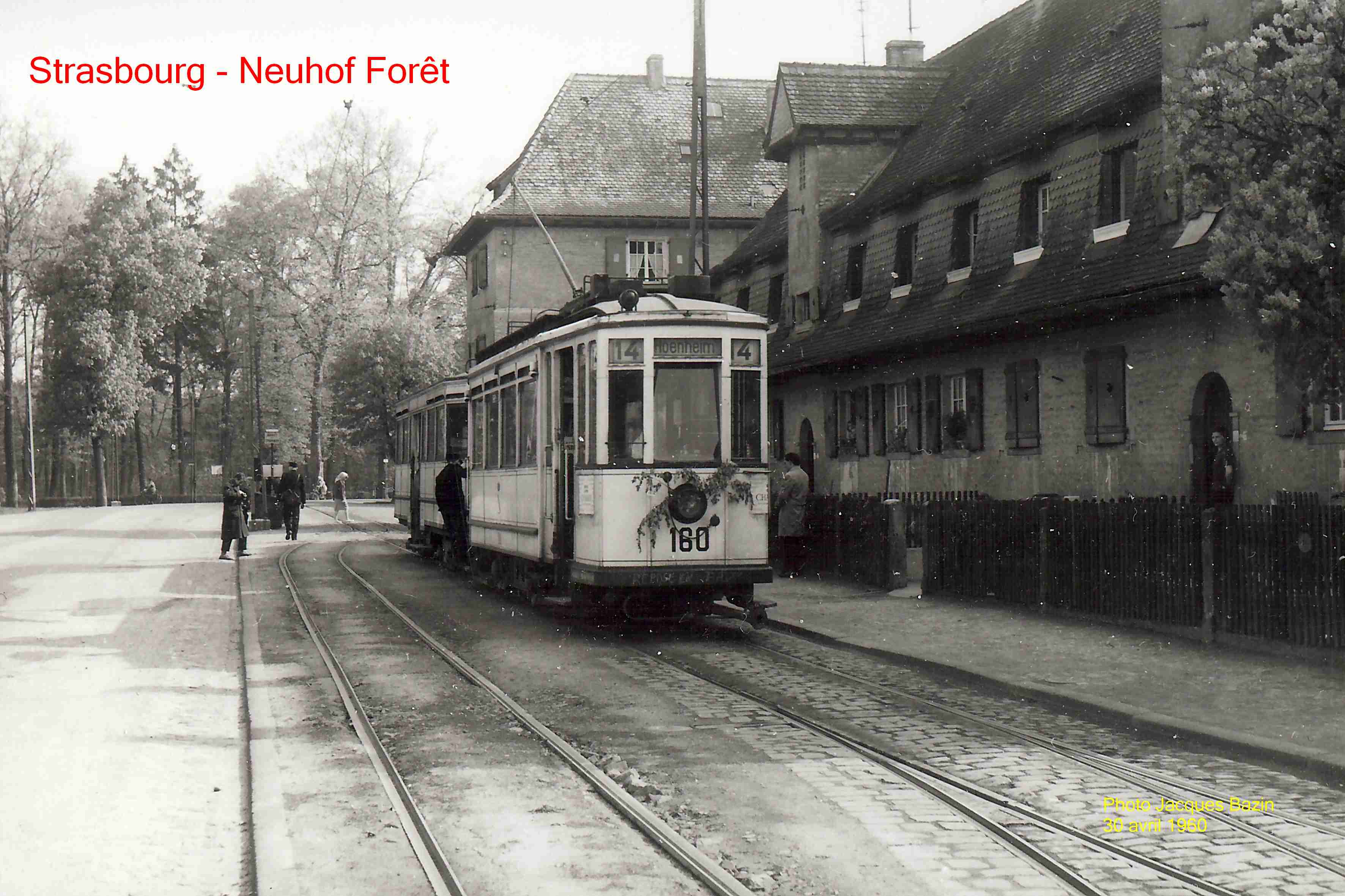 La motrice n° 160 et une remorque au terminus de Neuhof-Forêt.